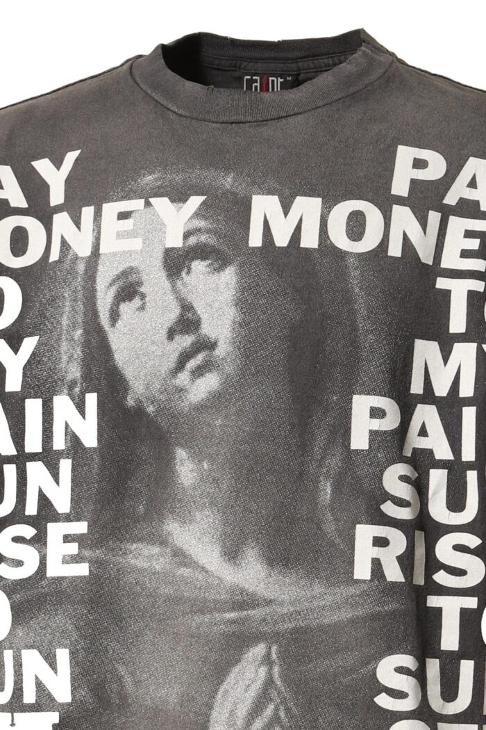 Felpa artistica con figura religiosa e frase iconica in stile streetwear.