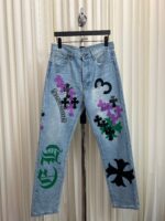 Jeans colorati con grafiche artistiche, fiori, numeri e simboli, stile casual e creativo.