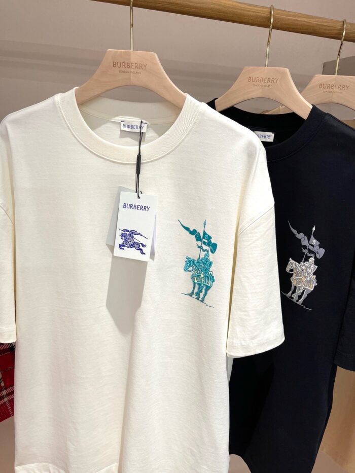 Magliette artistiche con cavaliere, design moderno, esposizione elegante in negozio di moda.