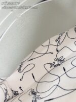 Interno raffinato di borsa con motivi lineari artistici e design vivace.