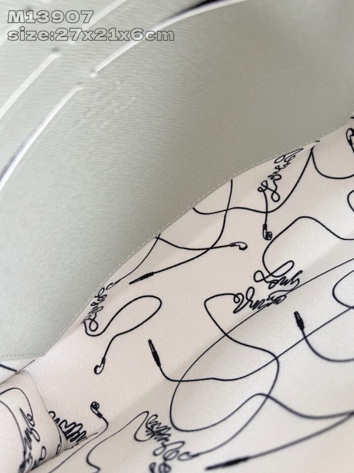 Interno raffinato di borsa con motivi lineari artistici e design vivace.