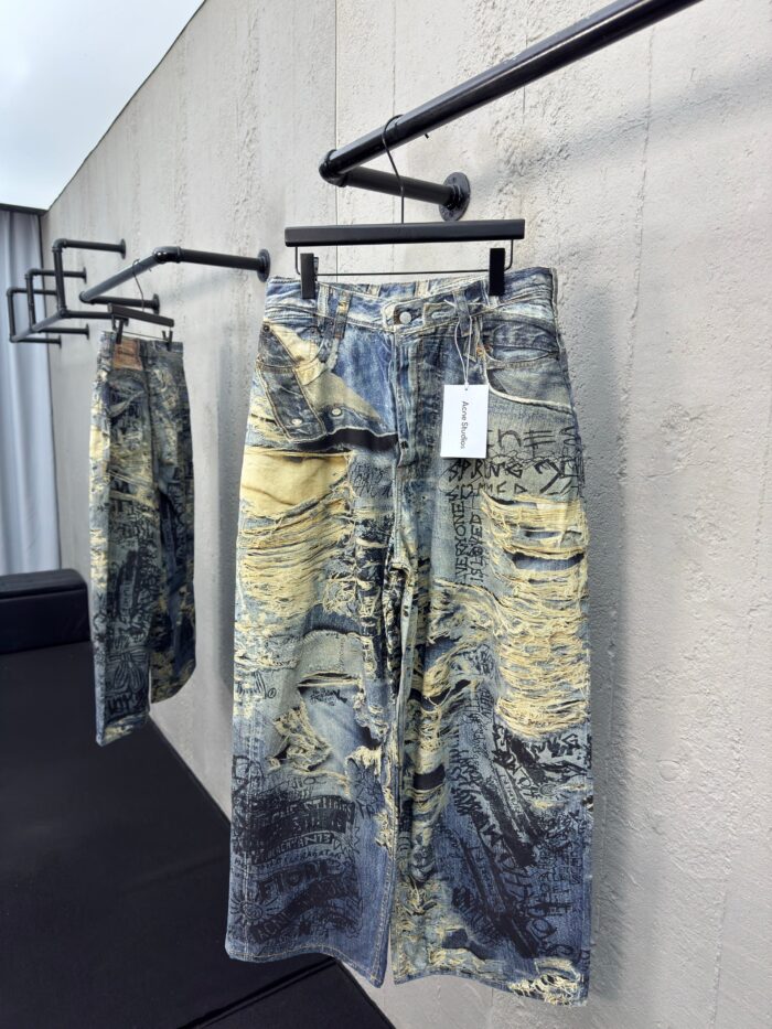 Pantaloni denim oversize con design artistico, effetto sfumato e stile moderno, perfetti per casual.