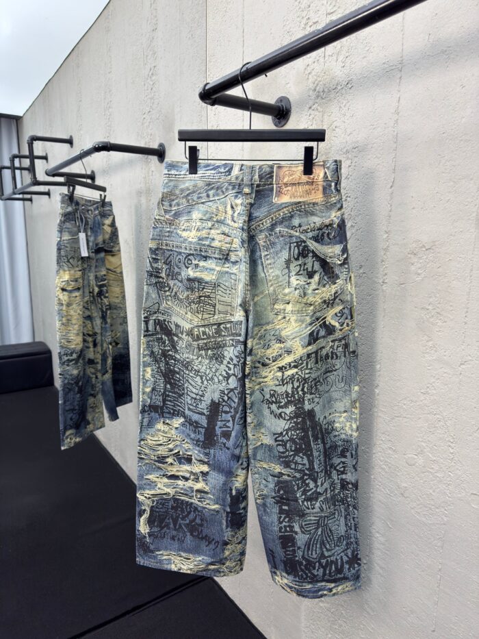 Pantaloni moderni con design astratto e colorato, in ambiente industriale minimalista.
