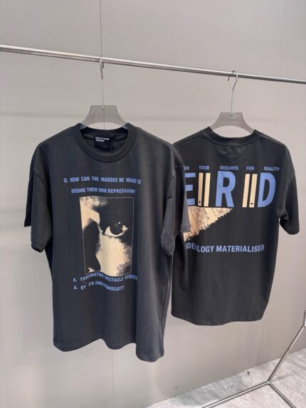 T-shirt streetwear nero con grafiche artistiche, filosofia e ironia moderna, ideale per look contemporanei.