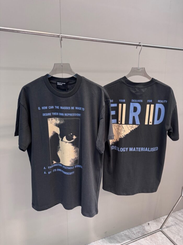 T-shirt streetwear nero con grafiche artistiche, filosofia e ironia moderna, ideale per look contemporanei.