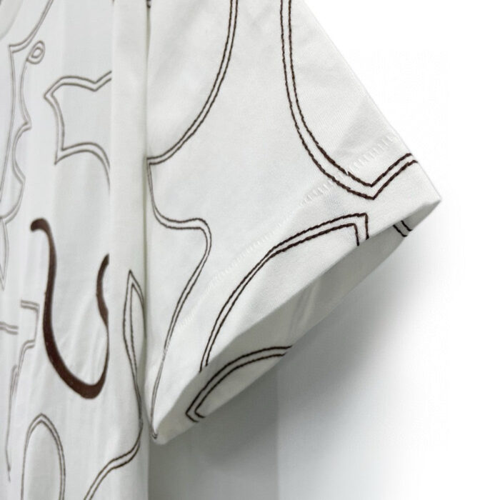 Camicia bianca con ricami astratti marroni, stile moderno e confortevole per ogni occasione.