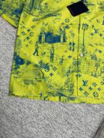 Camicia gialla artistica con disegni blu, dettagli unici e stile estivo, perfetta per look creativi.