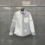 Camicia moderna a block color grigia con dettagli textured e stile elegante per ogni look.