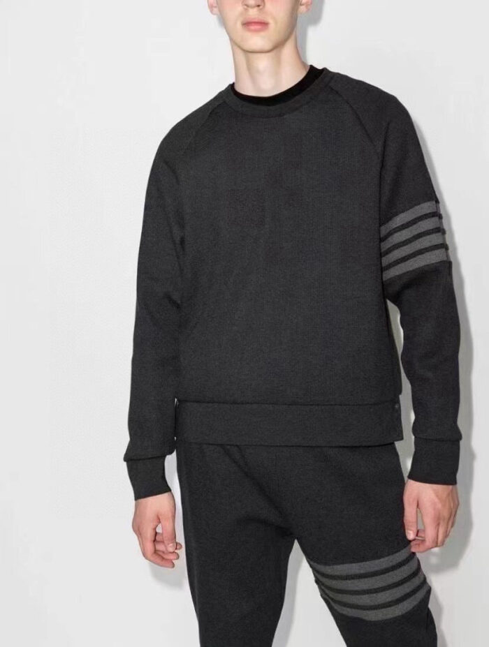 Abbigliamento athleisure maschile nero, casual e comodo con felpa e jogger coordinati.