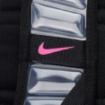 Zaino Nike nero con logo rosa e dettagli futuristici per stile e funzionalità.