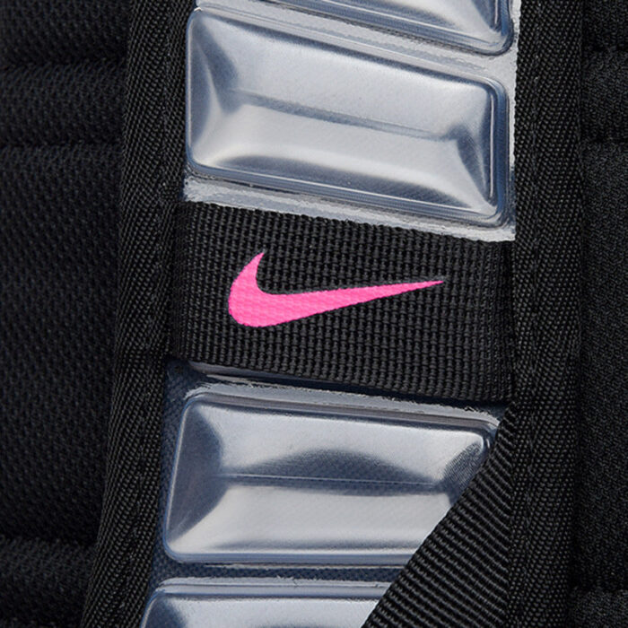 Zaino Nike nero con logo rosa e dettagli futuristici per stile e funzionalità.