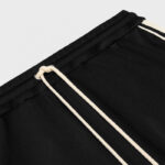 Shorts da allenamento neri con vita elastica e cordino chiaro regolabile, pratici e stylish.