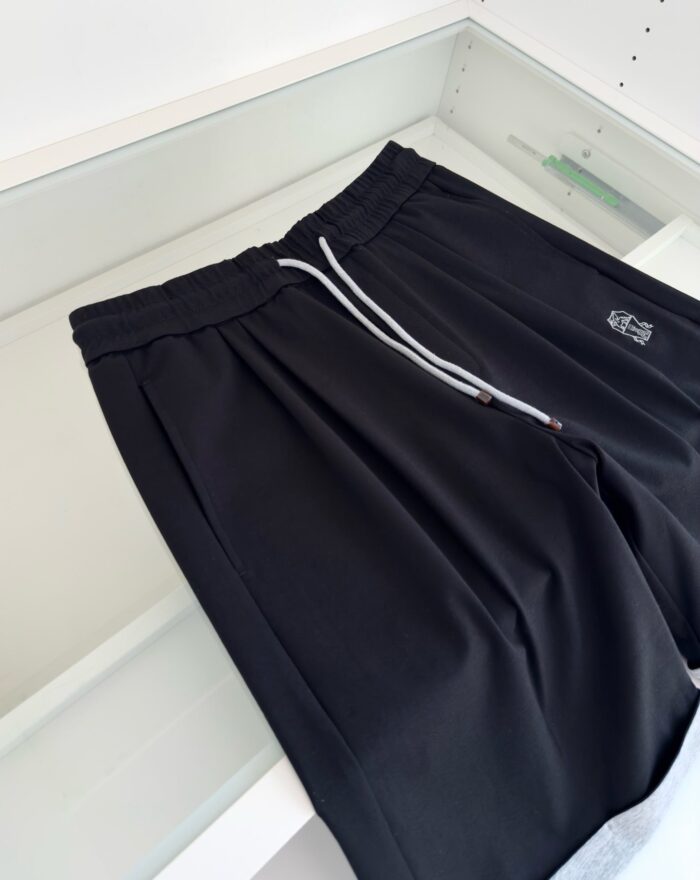 Shorts neri casual con elastico, coulisse bianca e logo discreto, perfetti per sport e relax.