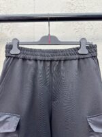 Pantaloni neri sportivi con fascia elastica e tasche, stile casual e comfort moderno.