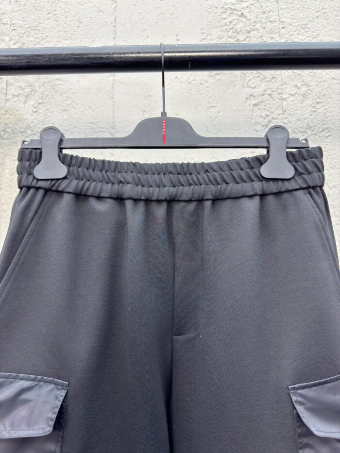 Pantaloni neri sportivi con fascia elastica e tasche, stile casual e comfort moderno.