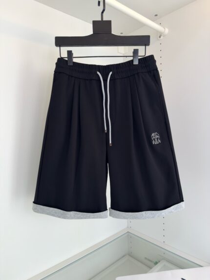 Pantaloncini neri sportivi con cordino bianco, comodi e leggeri per allenamento e tempo libero.