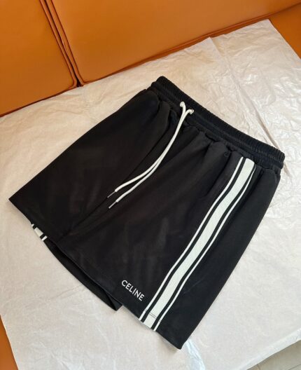 Shorts sportivi neri con strisce bianche e logo Celine, stile elegante e casual.