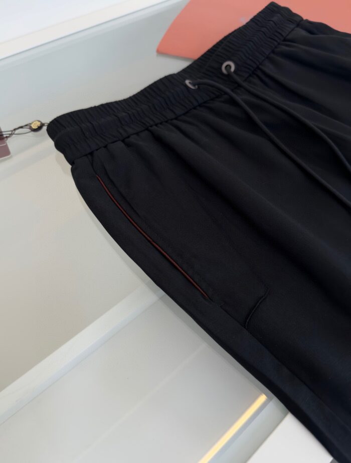 Shorts da allenamento neri con tasche zip, vita elastica, ideale per sport e tempo libero.