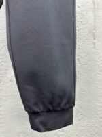Polsino elastico nero in tessuto sintetico, ideale per sport e casual in stile moderno.