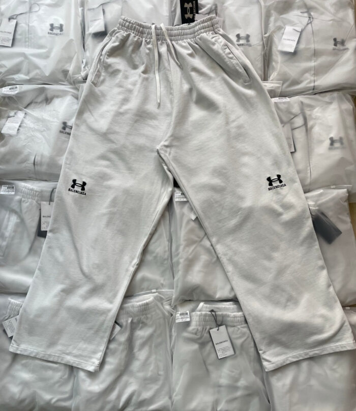 Pantaloni sportivi bianchi Under Armour, traspiranti e elasticizzati, in stock e ben organizzati.