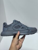 Scarpa sportiva grigia, design moderno, ammortizzata e traspirante per attività quotidiane e sport.