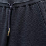 Pantaloni jogger in tessuto a nido dape blu navy, comodo e elegante, con coulisse e dettaglio oro.