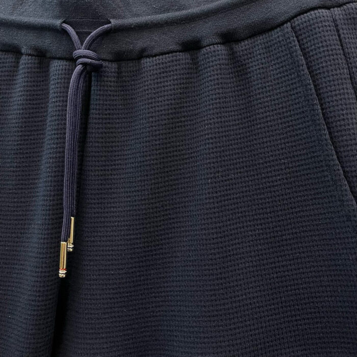 Pantaloni jogger in tessuto a nido dape blu navy, comodo e elegante, con coulisse e dettaglio oro.