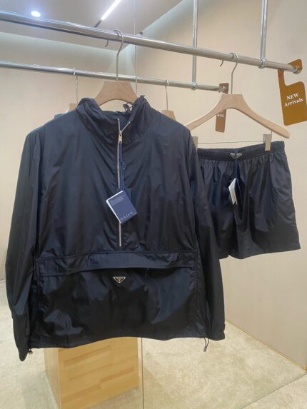 Completo sportivo nero con giacca leggera e shorts, ideale per fitness e casual outdoor.