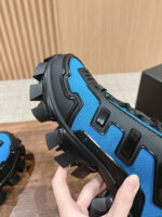 Scarpa sportiva moderna blu e nera con suola antiscivolo e design innovativo.