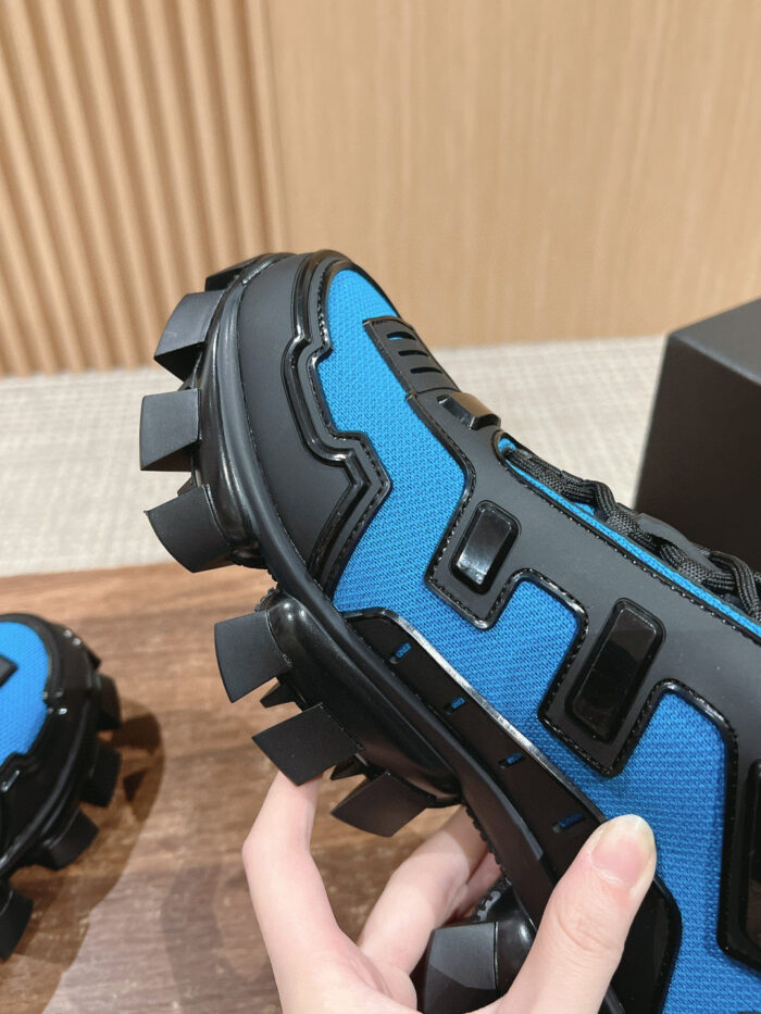 Scarpa sportiva moderna blu e nera con suola antiscivolo e design innovativo.