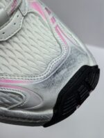 Sneaker moderna in argento e rosa, traspirante, con suola antiscivolo e design performance.