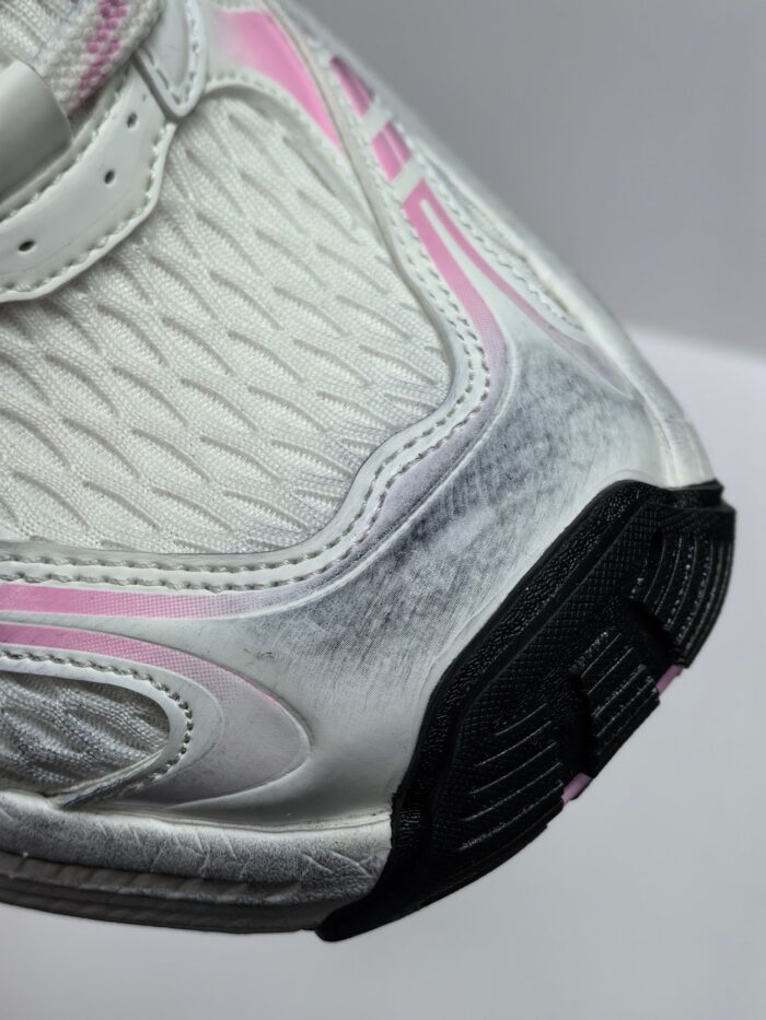 Sneaker moderna in argento e rosa, traspirante, con suola antiscivolo e design performance.