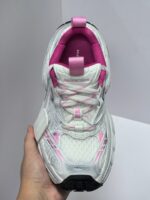 Scarpa sportiva bianca e rosa, leggera, con supporto, adatta a sport e stile urbano.