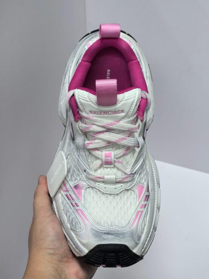 Scarpa sportiva bianca e rosa, leggera, con supporto, adatta a sport e stile urbano.