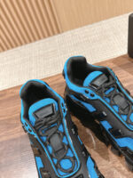 Scarpe sportive moderne blu e nere, comfort, aderenza e stile per attività e casual.