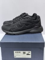 Scarpe da corsa nere traspiranti taglia 42 con suola antiscivolo e design moderno.