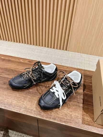 Scarpe da ginnastica nere moderne con lacci mismatched, stile urbano e dettagli di grande design.
