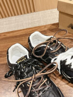 Scarpe sportive con lacci contrasto sulla superficie in legno, stile moderno e comfort elevato.