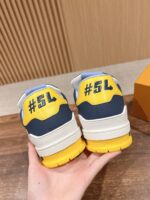 Scarpe sportive moderne con #54, dettagli blu, giallo, suola chunky, nuovo stile casual.