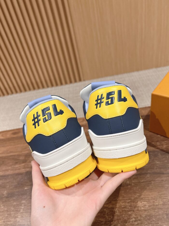 Scarpe sportive moderne con #54, dettagli blu, giallo, suola chunky, nuovo stile casual.