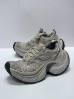 Scarpe sportive grigie con ammortizzazione, supporto e suola antiscivolo per corsa e allenamenti.