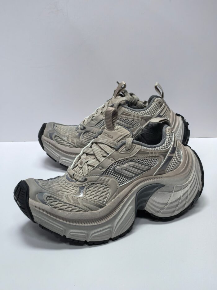 Scarpe sportive grigie con ammortizzazione, supporto e suola antiscivolo per corsa e allenamenti.
