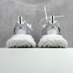 Scarpe sportive da running grigio e bianco, taglia 39, con suola antiscivolo e design moderno.
