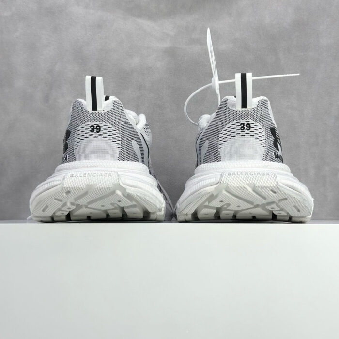 Scarpe sportive da running grigio e bianco, taglia 39, con suola antiscivolo e design moderno.