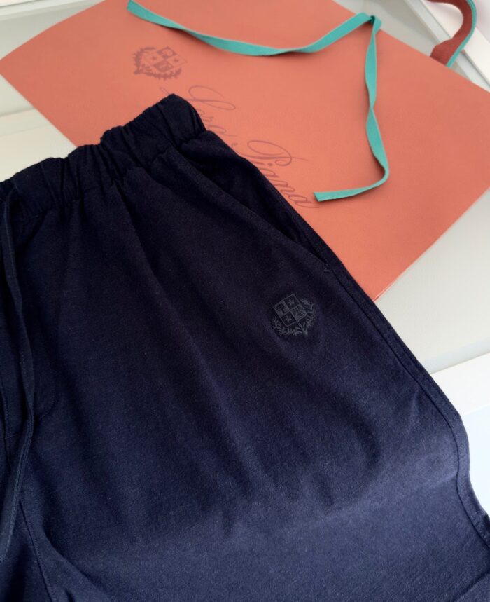 Shorts jogger neri, nastri blu e cartoncino arancione, look casual e confortevole per labbigliamento athleisure.