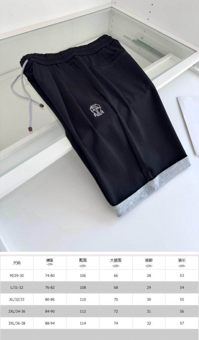 Shorts sportivi neri con elastico, cordoncino e guida alle taglie inclusa.