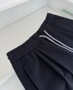 Shorts da ginnastica neri con vita elastica e cordino a contrasto, perfetti per sport e casualità.