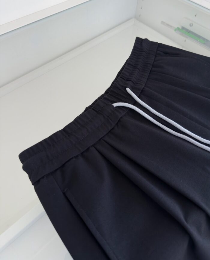 Shorts da ginnastica neri con vita elastica e cordino a contrasto, perfetti per sport e casualità.