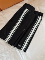 Pantaloncini sportivi neri con strisce bianche e logo LINE per allenamento e casual.