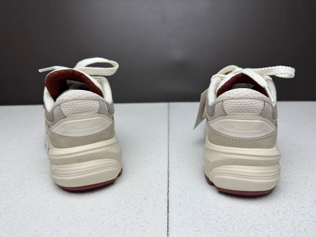 Scarpe da ginnastica beige con suola spessa, dettagli in mesh e supporto comodo.
